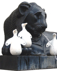 Les lions de la place Sathonay, ici avec des pingouins qu'un artiste de rue nettoyait, Lyon