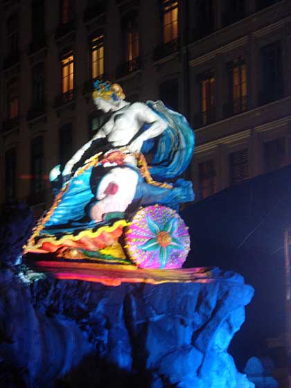 Fete-des-lumieres-2010-Place-Terreaux-Statue-Bartholdi-2-Lyon Fontaine Bartholdi - Place des Terreaux