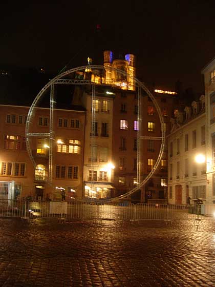 Fete-des-lumieres-2010-PlaceSaint-Jean-Lyon Place Saint-Jean dans le Vieux Lyon devant la cathédrale avec Fourvière en arrière-plan