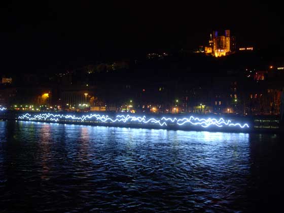 Fete-des-lumieres-2010-Quais-de-Saone-Fourviere-Lyon Quais de Saône avec Fourvière en arrière-plan