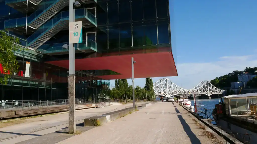 Viaduc de la Quarantaine vu depuis le bâtiment GL Events en porte à faux conçu par l'architecte Odile Decq