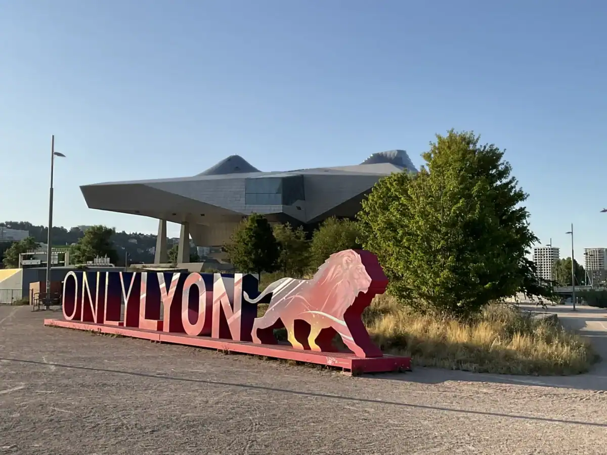 La mascotte génate ONLYLYON à Confluence, Lyon