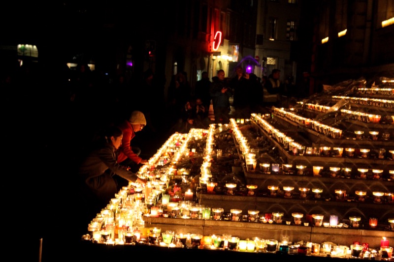 Hommage aux victimes du 13 novembre sur les marches de l'Hôtel de ville de Lyon, le 8 décembre pour la fête des lumières 2015