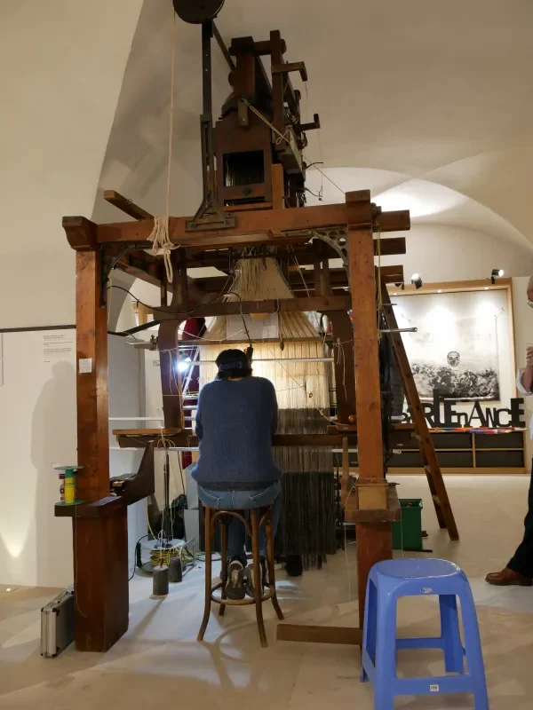 Métier à tisser la soie en cours de rénovation par la Maison Brochier à Lyon