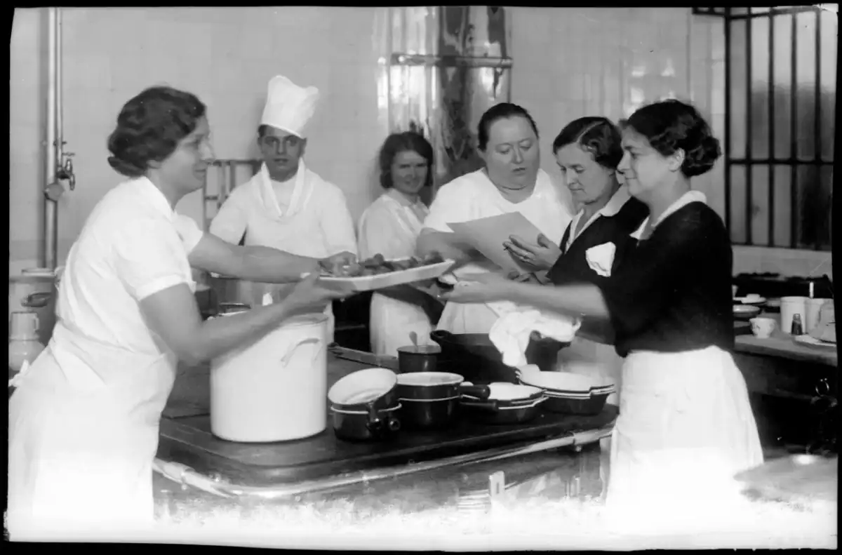 La mere Brazier  avec ses employes dans son restaurant vers 1930 - Gastronomie - Archives municipales de Lyon - Fonds Edmond Pernet et Emile Poix