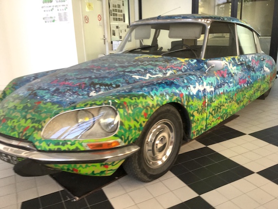 Citroën DS hall de l'immeuble Citroën à Lyon