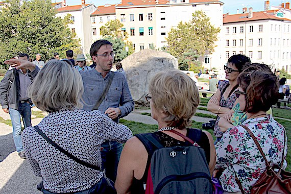 Alexandre, guide conférencier Lyon Visite, devant le gros caillou de Croix-Rousse anime une visite