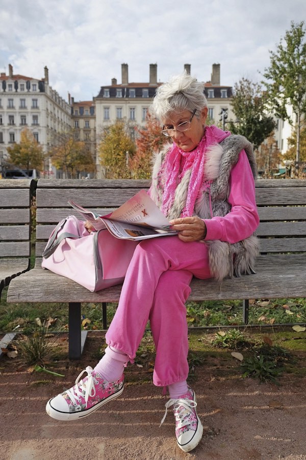 Photo de Bruno Verrier - Femme en rose lisant sur un banc