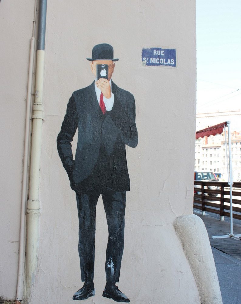 Le fils de l'homme, Big Ben — Détournement de l'oeuvre éponyme de Magritte - Street art Lyon 