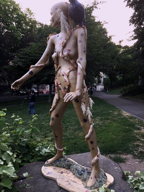 Street art Lyon - Statue en carton jardin des plantes par Green