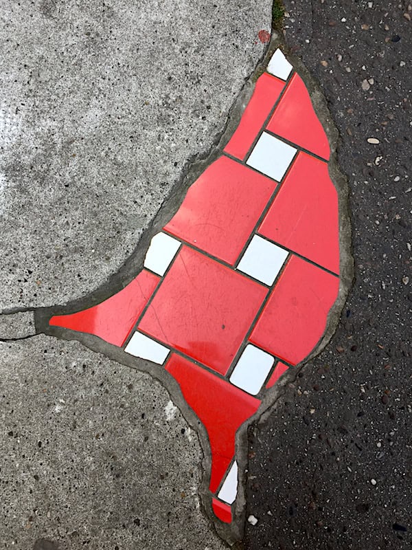 Ememem, "flacking" dans le virage sous la place Colbert, au début des escaliers vers la montée Saint Sébastien - Street art Lyon 