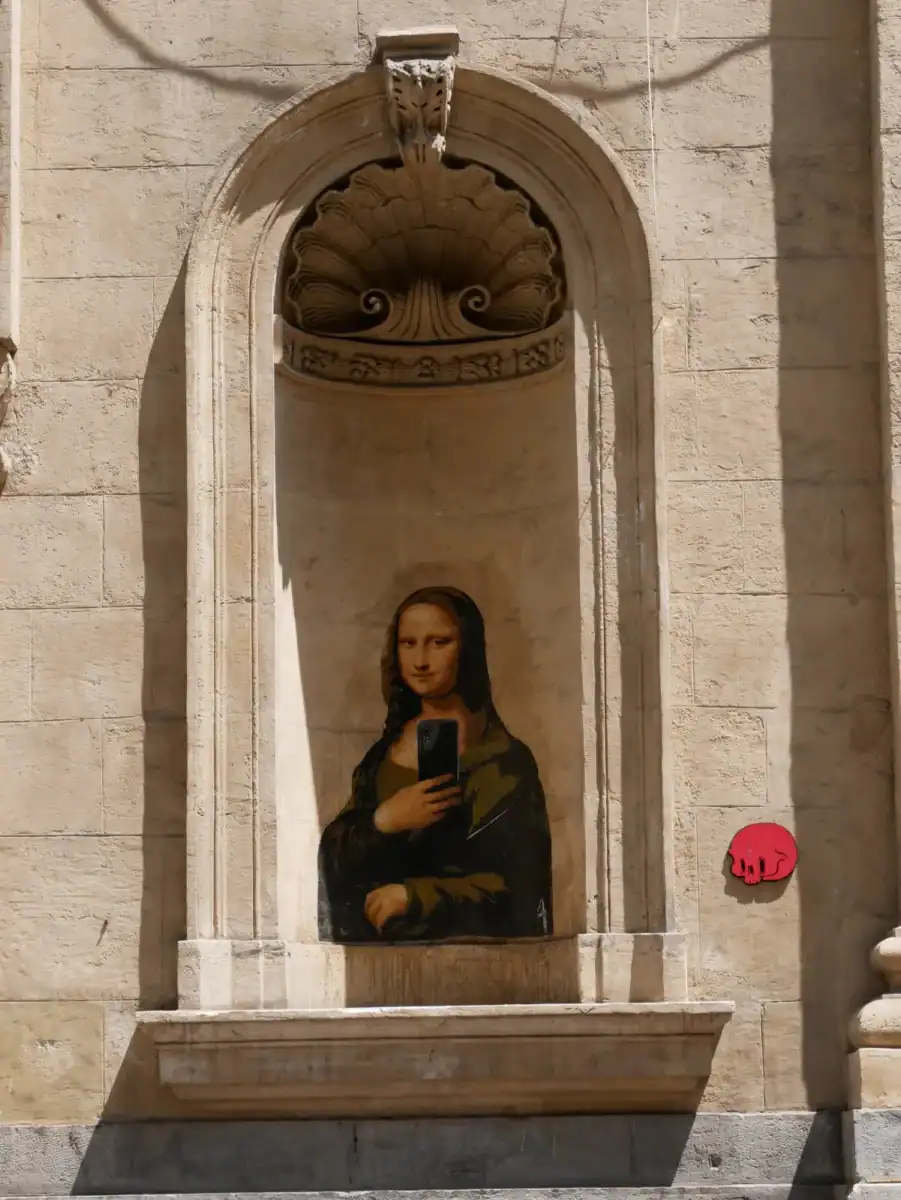 Joconde au selfie de Big Ben, street-artiste lyonnais populaire, extrémité Musée des Beaux-Arts sur la façade Crédit Agricole rue Paul Chenavard