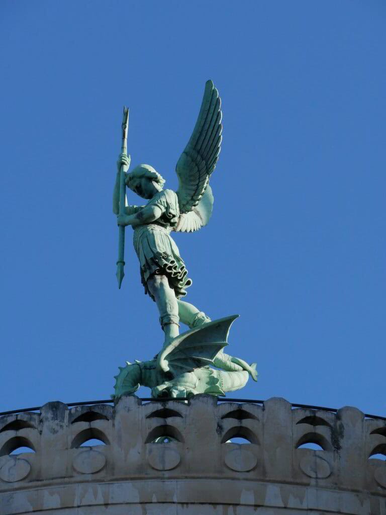 Saint-Georges terrassant le dragon, une des statues emblématiques de Lyon qui couronne la basilique de Fourvière (photo Lyon Visite)
