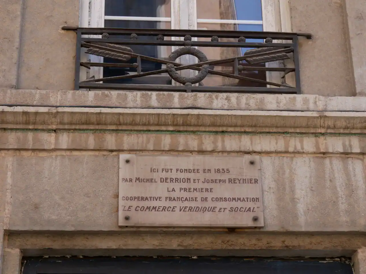 Plaque Michel Derrion et Joseph Reynier, plaque « Le Commerce véridique et social », première coopérative française de consommation, 1835, pentes de la Croix-Rousse