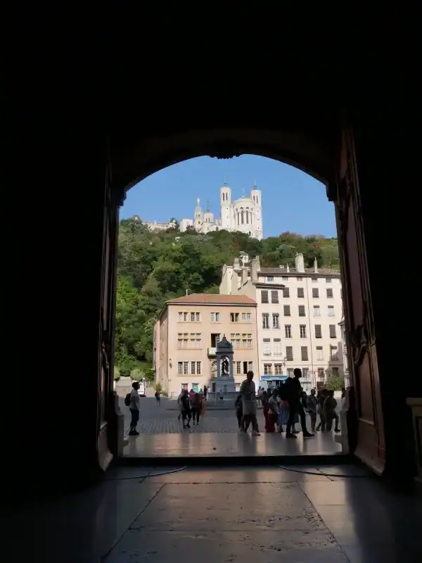 Vue de la Basilique de Fourvière depuis l’intérieur de la Cathédrale Saint-Jean, au pied de la colline