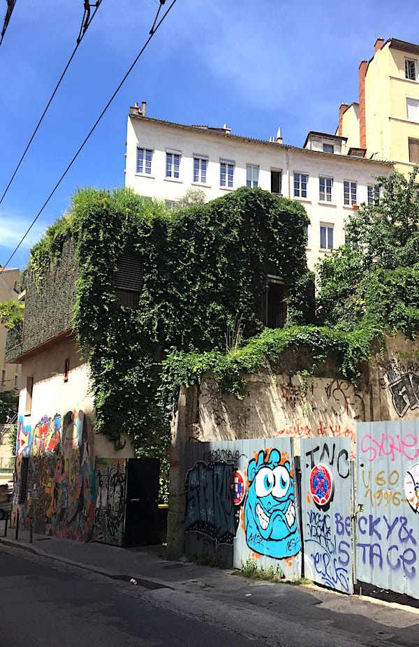 Maison taguée de l'angle rue Lemot et Diderot, côté végétation