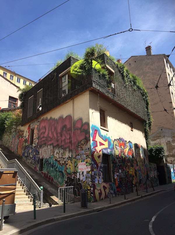 La maison taguée des pentes transformée en résidence de luxe et parking privé ?