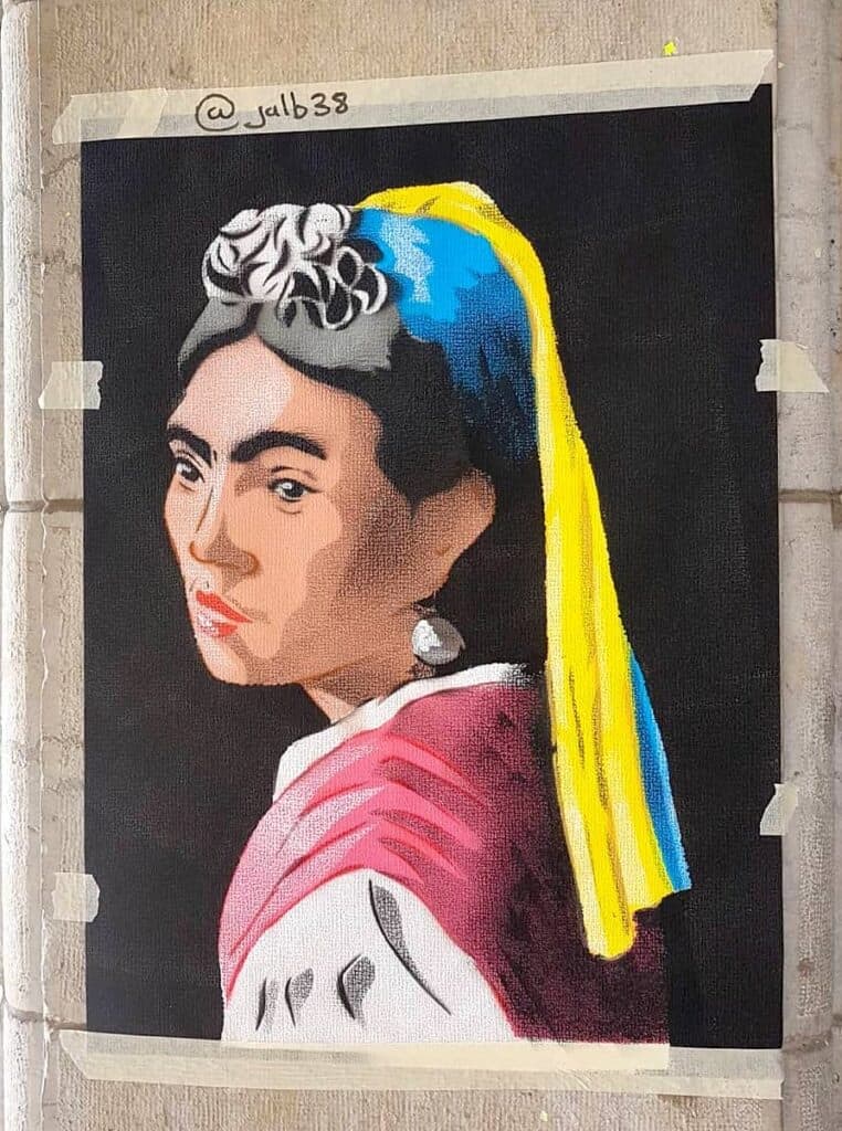 Frida Kahlo en jeune fille à la perle par Jalb 38 - Street art Lyon