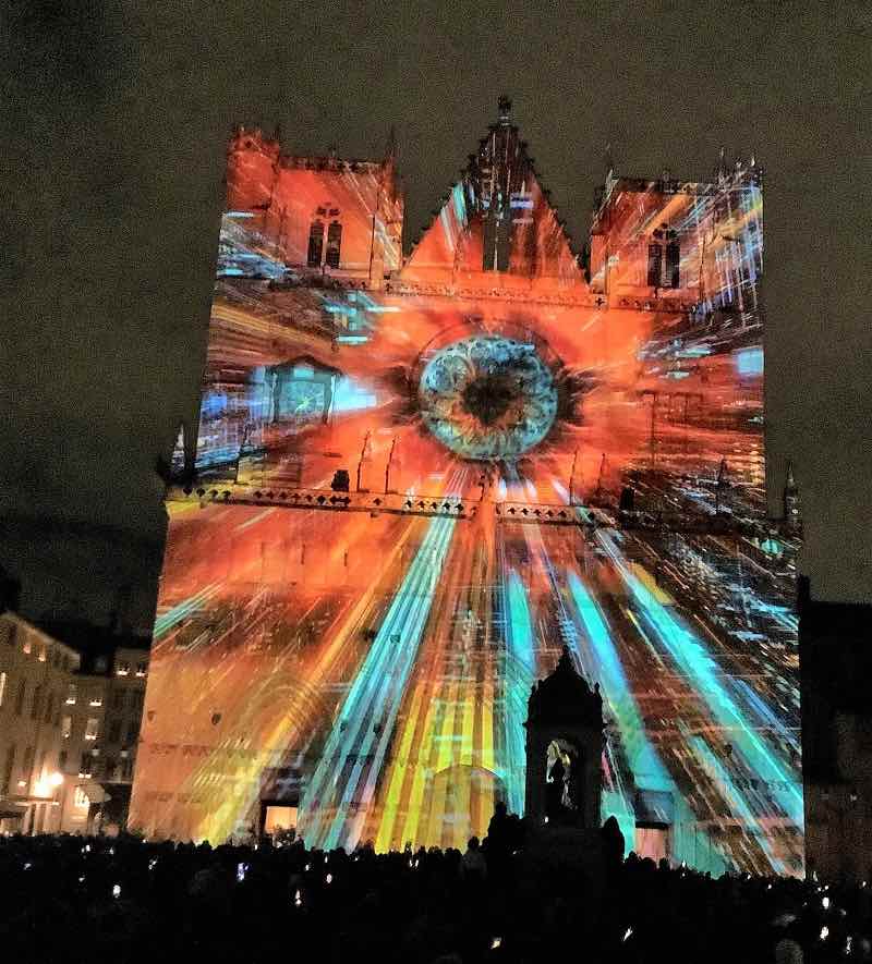Fête des lumières Lyon 2021- Iris, par le collectif AV EXTENDED – Cathédrale Saint-Jean