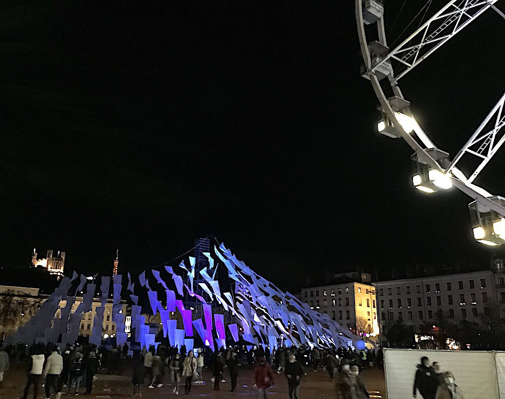 Fête des lumières Lyon 2021- La Vague par Sébastien Lefèvre (lumière) et Jocelyn Mienniel (musique) — Place Bellecour
