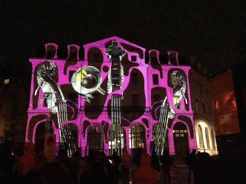 Fête des lumières Lyon 2022 - Gare Saint-Paul - "Nouvelle vague" par des artistes de Rencontres Audiovisuelles