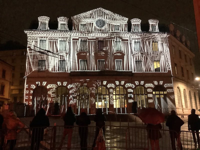 Fête des lumières Lyon 2022 - Gare Saint-Paul - "Nouvelle vague" par des artistes de Rencontres Audiovisuelles