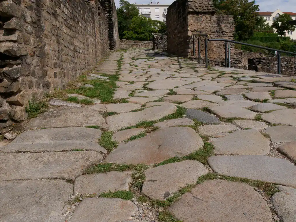 Lyon antique allée pavée théâtre romain