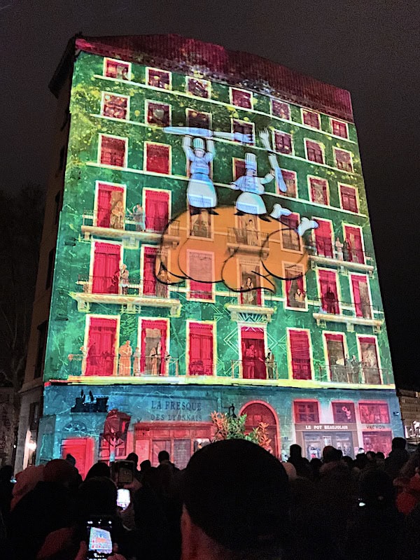 Fete des lumieres Lyon 2023, Fresque des Lyonnais célèbres - Animation par
Gilbert Coudène et Étienne Guiol - photo Lyon visite