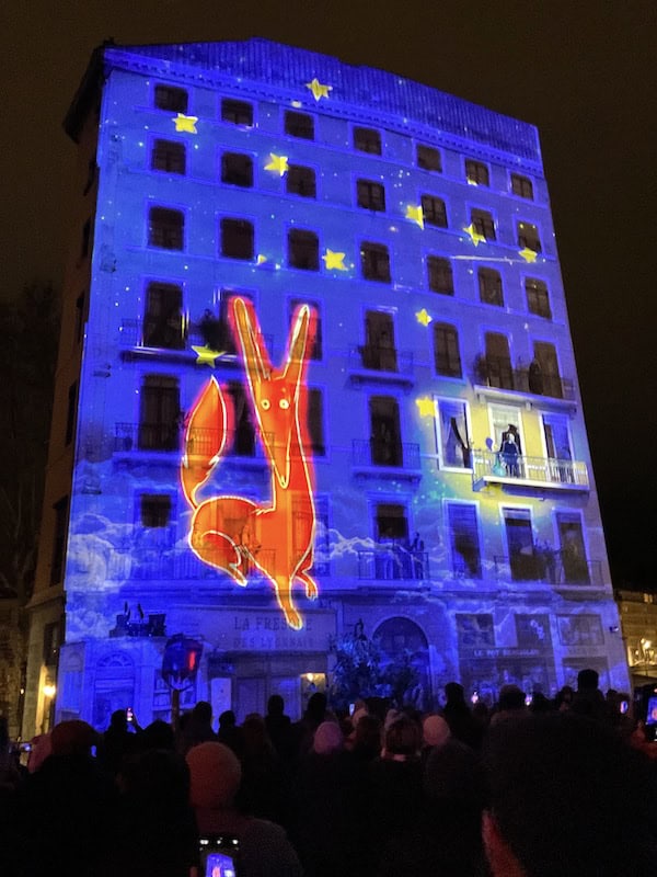 Fete des lumieres Lyon 2023, Fresque des Lyonnais célèbres - Animation par
Gilbert Coudène et Étienne Guiol - photo Lyon visite