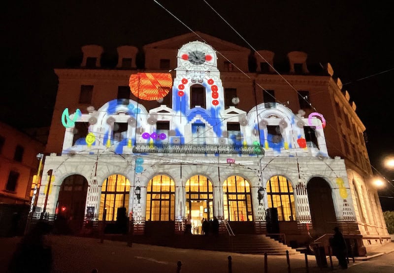 Fete des lumieres Lyon 2023, Nouvelle vague, par des étudiants en vidéomapping résidence de création aux Rencontres Audiovisuelles de Lille, Gare Saint-Paul - photo Lyon VisiteFete des lumieres Lyon 2023, Nouvelle vague, par des étudiants en vidéomapping résidence de création aux Rencontres Audiovisuelles de Lille, Gare Saint-Paul - photo Lyon Visite
