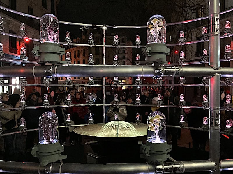 Fete des lumieres Lyon 2023, αsκlipιοn, par Émilien Guesnard, Des plantes médicinales sous cloche de verre, quartier Groslée - photo Lyon Visite