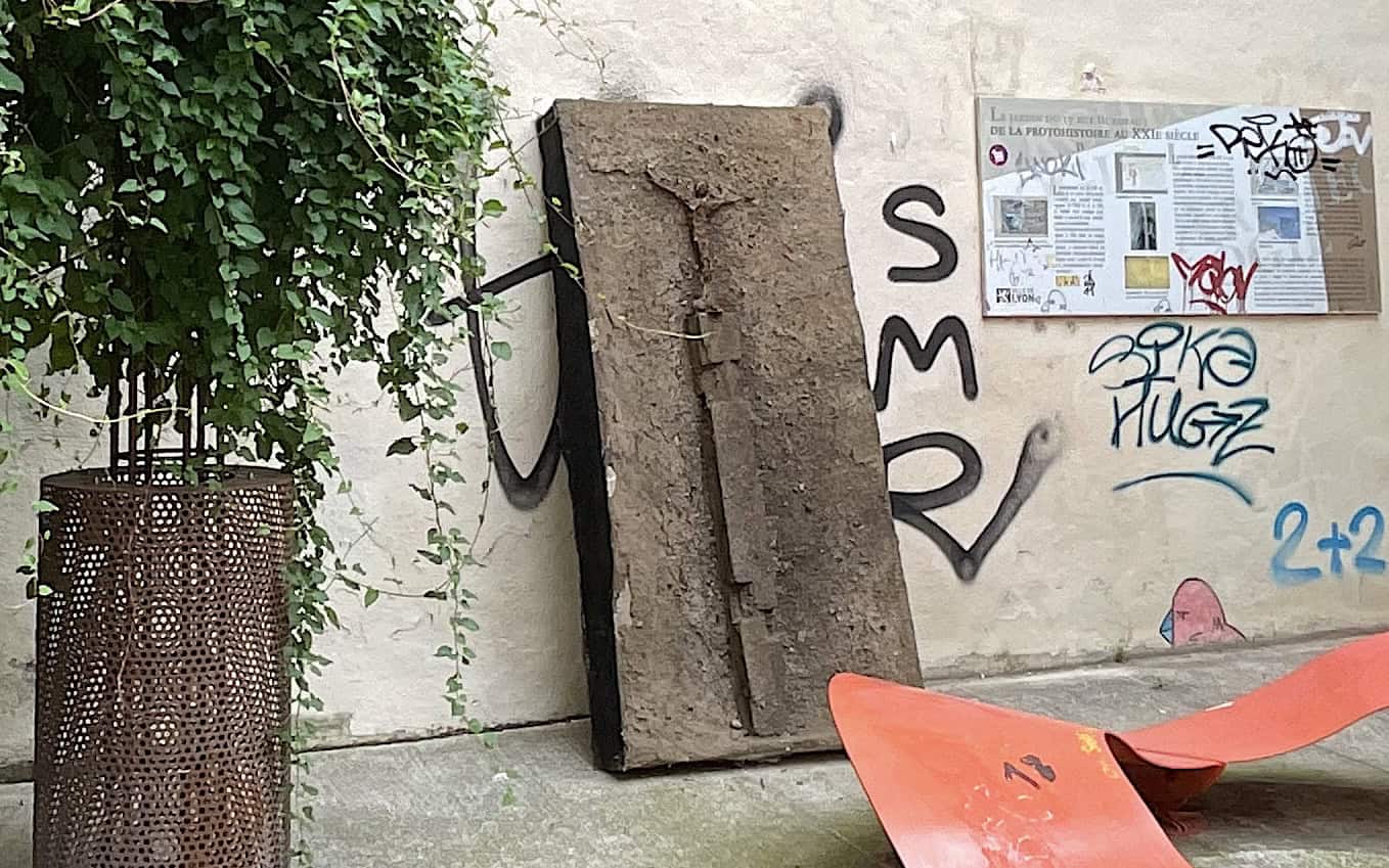 Le Christ au sommier, street art pauvre