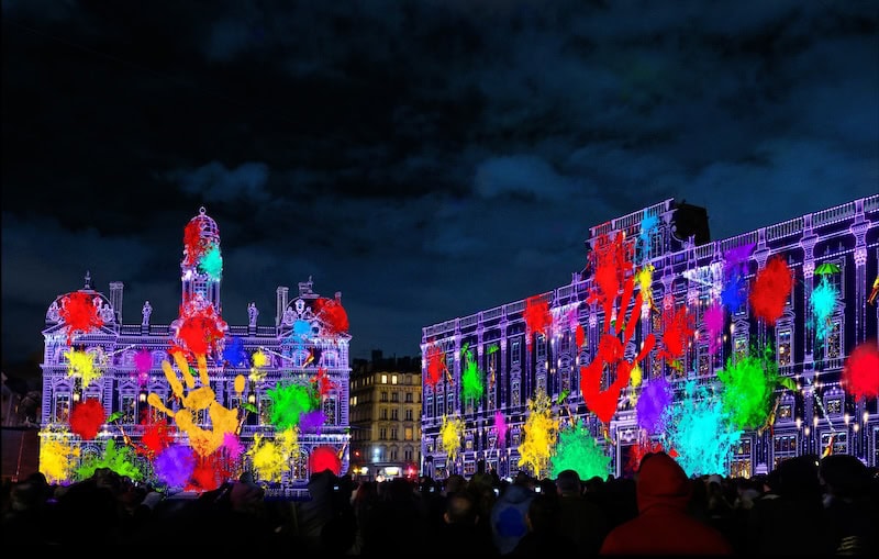Fete des lumieres Lyon 2024 -
Place des Terreaux — Le retour du Petit Géant, Les Allumeurs d'Images (simulation informatique)