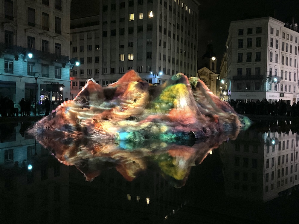 Des filets de pêche, place de la République pour la fête des lumières 2024 : interview de Philipp Frank, vidéo artiste de récup