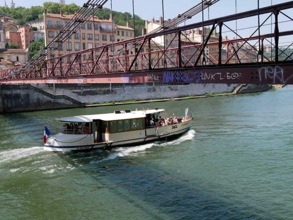 Navigone TCL - navette fluviale sur la Saône à Lyon