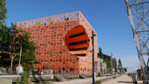 Le "cube orange" du Cabinet d'architecture Jakob et MacFarlane dans le nouvel éco-quartier Confluence à Lyon