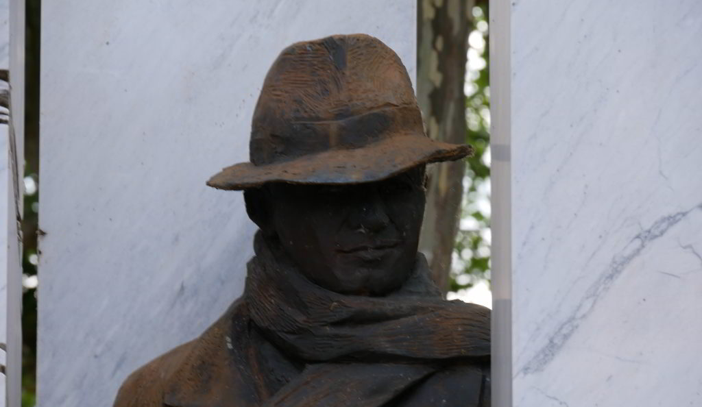 Jean Moulin, statue à Caluire devant la maison du docteur Dugoujon où il fut arrêté avec ses camarades
