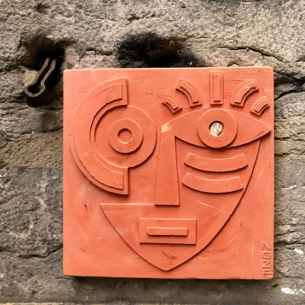 simili terre cuite cubiste ou tribale Noze, passage Mermet, Lyon 1er — 31 mai 2023