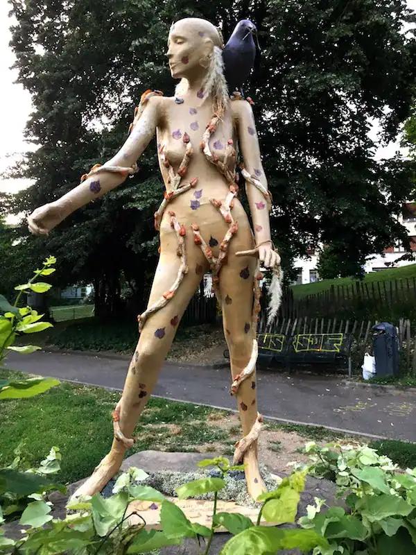 La mère nature était là, avant le Jardin des plantes — Une sculpture du street-artiste « Green vegetal world »