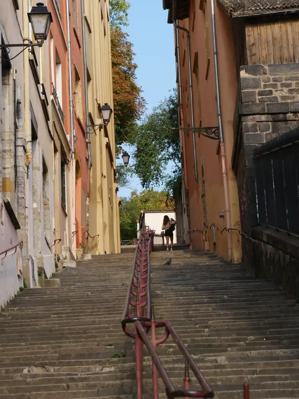 Un escalier typique du Vieux Lyon vers Fourvière : la montée des Carmes déchaussés