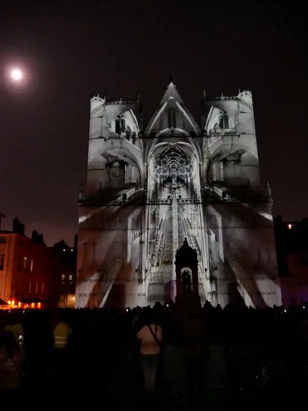 Lumina, par László Zsolt Bordos - Cathédrale Saint-Jean - Fête des lumières 2025, Lyon