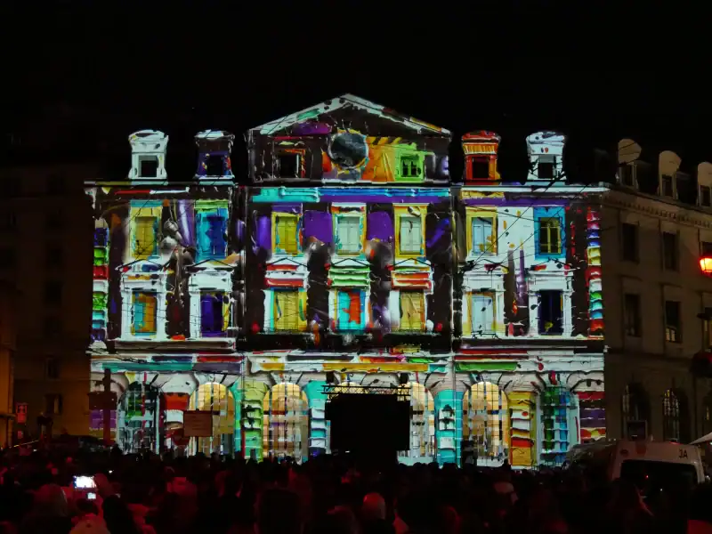 Fête des lumières Lyon 2025, jeune création Gare Saint Paul - Vali Chincișan, roumain, Panagiotis Tomaras, grec et Svitlana Reinish