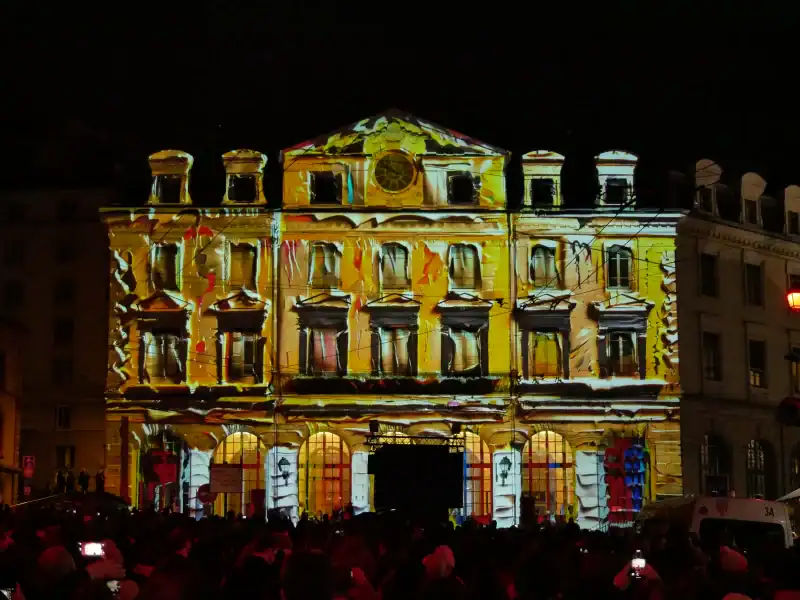 Fête des lumières Lyon 2025, jeune création Gare Saint Paul - Vali Chincișan, roumain, Panagiotis Tomaras, grec et Svitlana Reinish