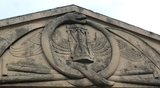 Cimetière de Loyasse, symbolisme, Sablier ailé et serpent qui se mord la queue