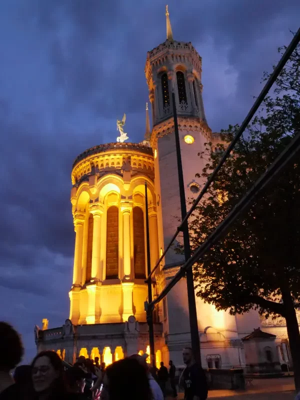 L'archange Saint-Michel en haut de la basilique de Foruvière, Lyon