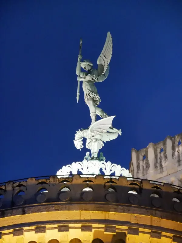 L'archange Saint-Michel en haut de la basilique de Foruvière, Lyon