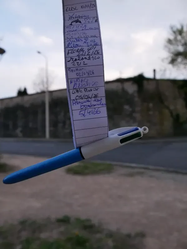 Geocaching près de Loyasse, écriture sur le journal de la cache.