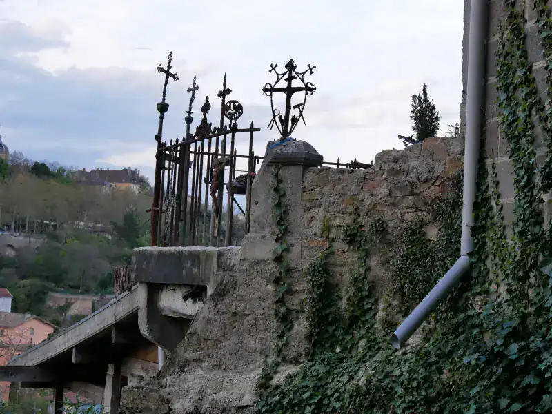 Installation d'art brut, montée de la Sarra, Lyon