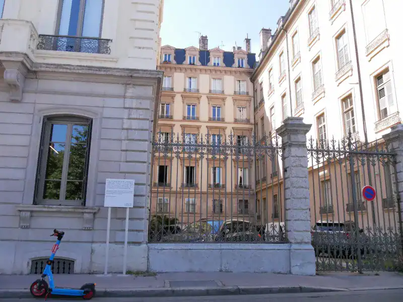 Le 33 de la place Bellecour, siège de la Gestapo à la fin de la guerre, où le camion emportant Marc Bloch et ses 29 compagnons stationna peu après 20h le 16 juin 1944, le temps du discours de propagande d'un officier, avant de prendre la route de l'Ain et de Saint-Didier-de-Formans où 28 furent assassinés et 2 en réchappèrent.