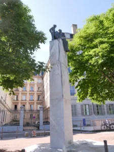 La statue de Saint Exupéry et du Petit Prince devant le 33 place Bellecour, siège de la Gestapo à la fin de la 2e Guerre, par lequel Marc Bloch et ses 29 compagnons passèrent le soir du 16 juin 1994, Résistance Lyon